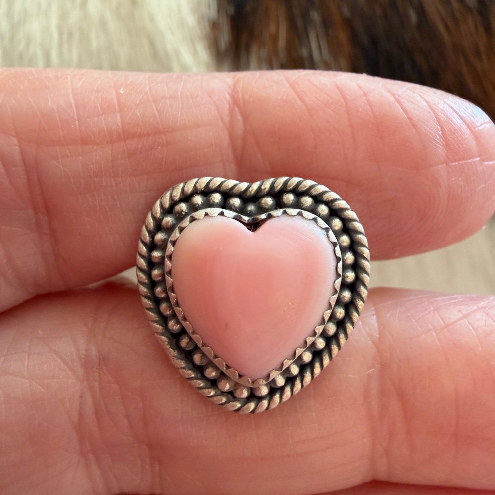 ❤️ Queen Pink Conch Heart Ring Sterling Silver Navajo Style ADJ Size 5 to 8.5 - Picture 5 of 15